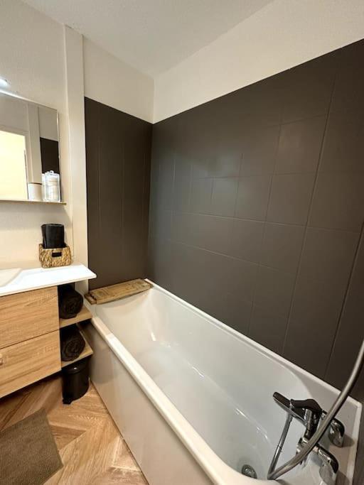 Appartement Cosy Avec Balcon Et Piscine Besançon Buitenkant foto